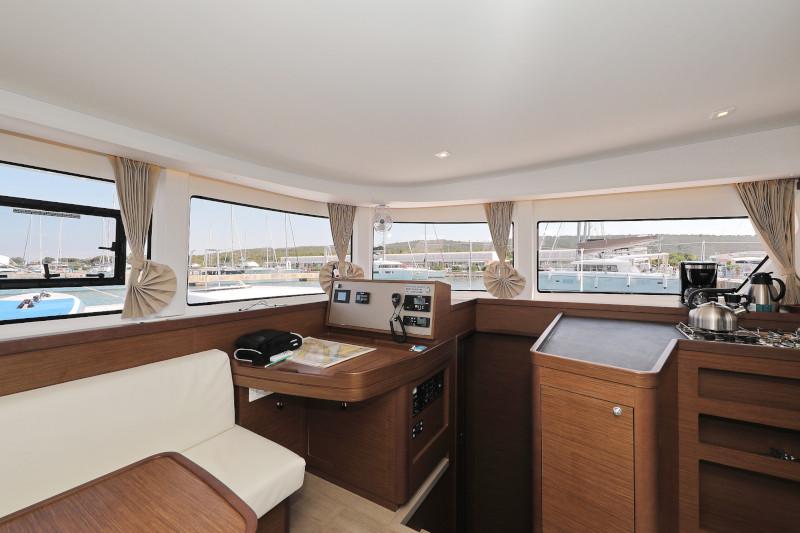 Book yachts online - catamaran - Lagoon 42 - ROYAL SALUTE - rent