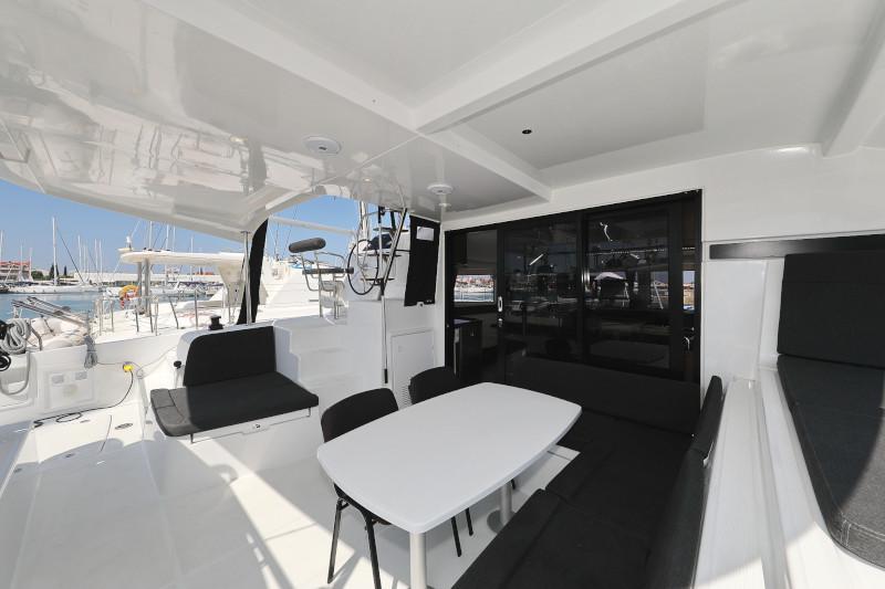 Book yachts online - catamaran - Lagoon 42 - ROYAL SALUTE - rent