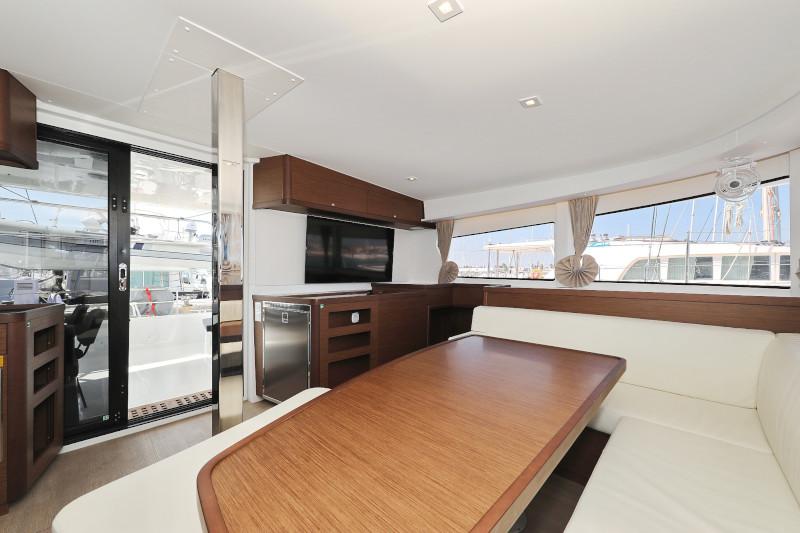 Book yachts online - catamaran - Lagoon 42 - ROYAL SALUTE - rent