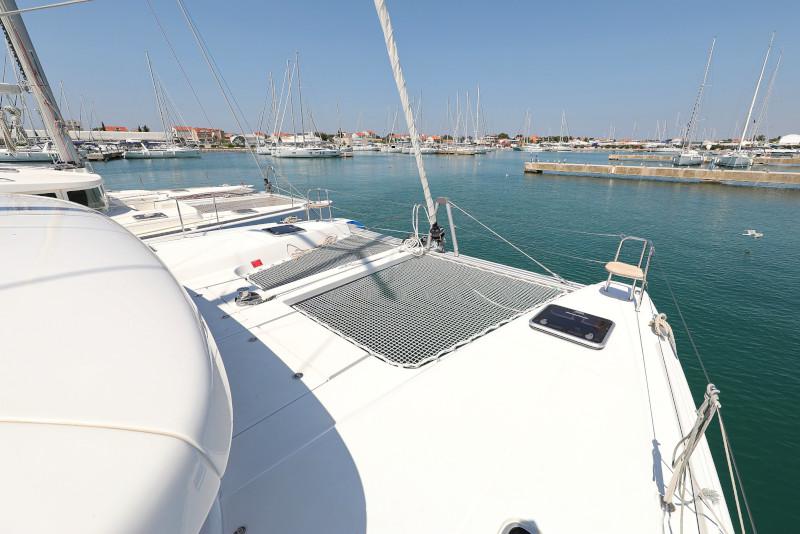 Book yachts online - catamaran - Lagoon 42 - ROYAL SALUTE - rent
