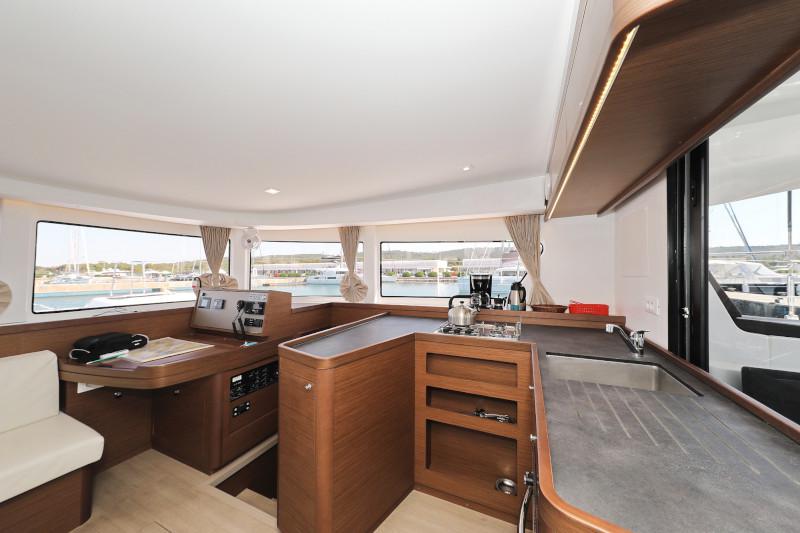 Book yachts online - catamaran - Lagoon 42 - ROYAL SALUTE - rent