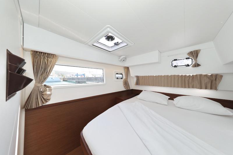 Book yachts online - catamaran - Lagoon 42 - ROYAL SALUTE - rent
