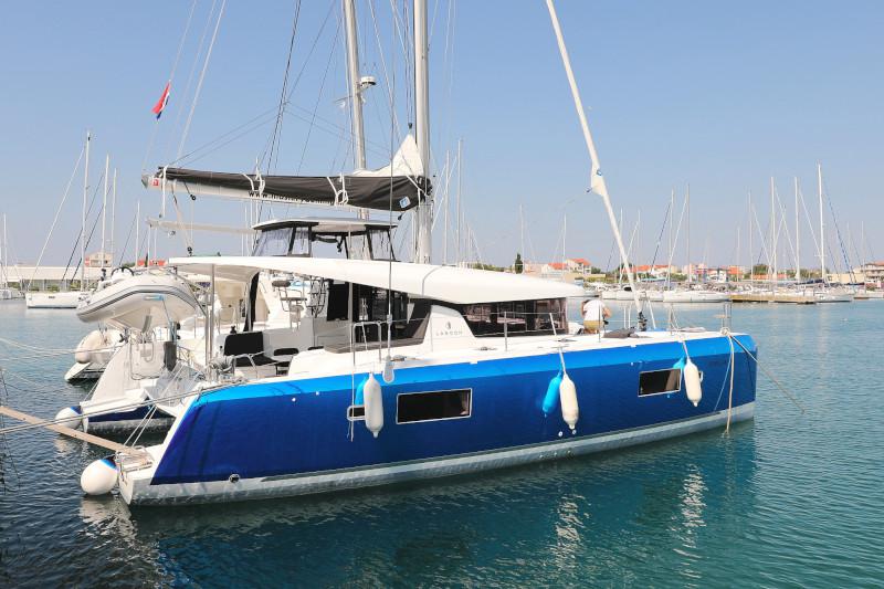 Book yachts online - catamaran - Lagoon 42 - ROYAL SALUTE - rent