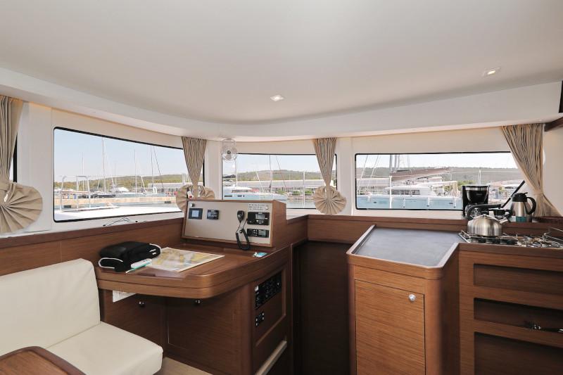 Book yachts online - catamaran - Lagoon 42 - ROYAL SALUTE - rent