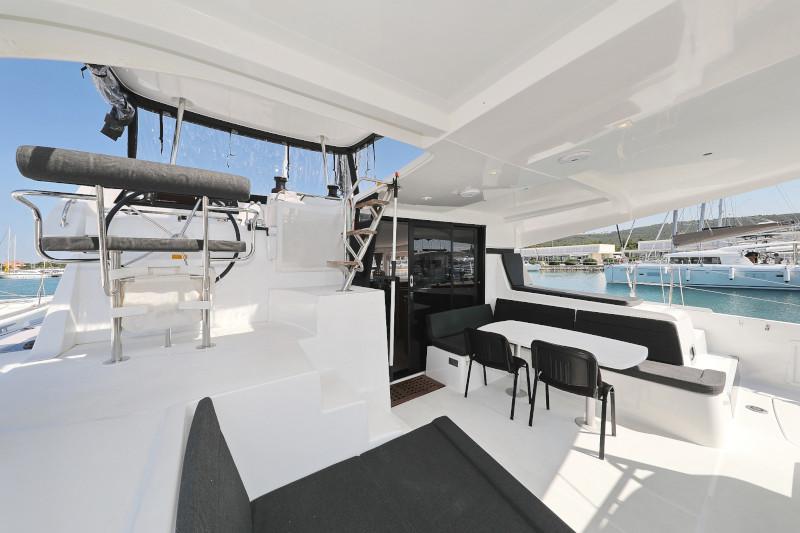 Book yachts online - catamaran - Lagoon 42 - ROYAL SALUTE - rent
