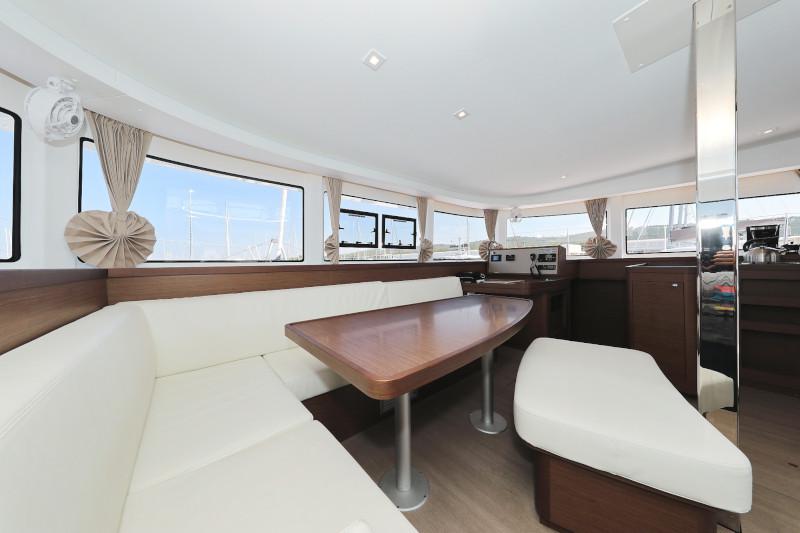 Book yachts online - catamaran - Lagoon 42 - ROYAL SALUTE - rent