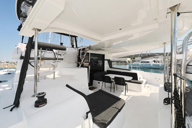 Book yachts online - catamaran - Lagoon 42 - ROYAL SALUTE - rent