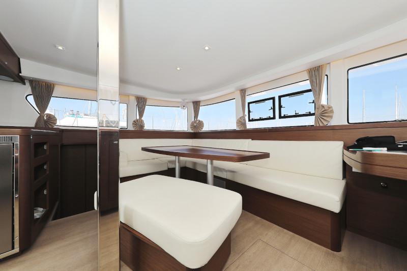 Book yachts online - catamaran - Lagoon 42 - ROYAL SALUTE - rent