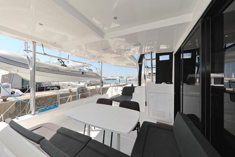 Book yachts online - catamaran - Lagoon 42 - ROYAL SALUTE - rent