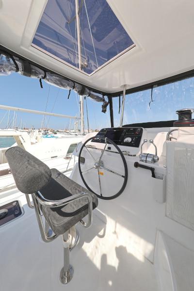 Book yachts online - catamaran - Lagoon 42 - ROYAL SALUTE - rent