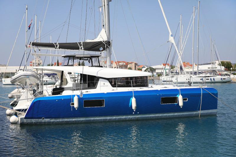 Book yachts online - catamaran - Lagoon 42 - ROYAL SALUTE - rent