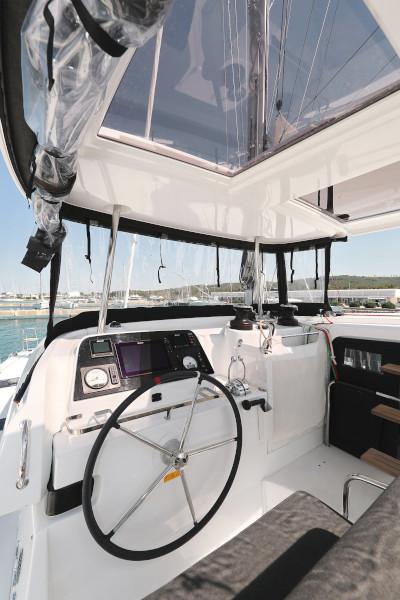 Book yachts online - catamaran - Lagoon 42 - ROYAL SALUTE - rent