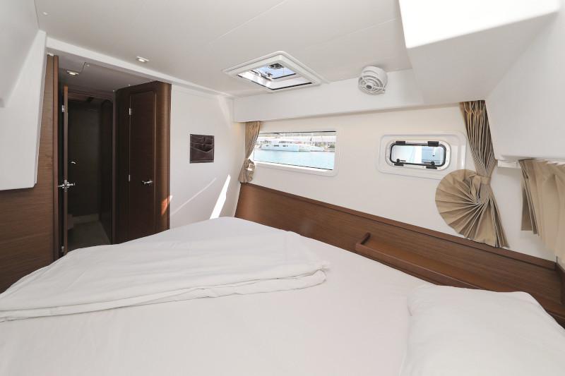 Book yachts online - catamaran - Lagoon 42 - ROYAL SALUTE - rent