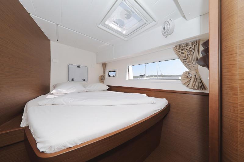 Book yachts online - catamaran - Lagoon 42 - ROYAL SALUTE - rent