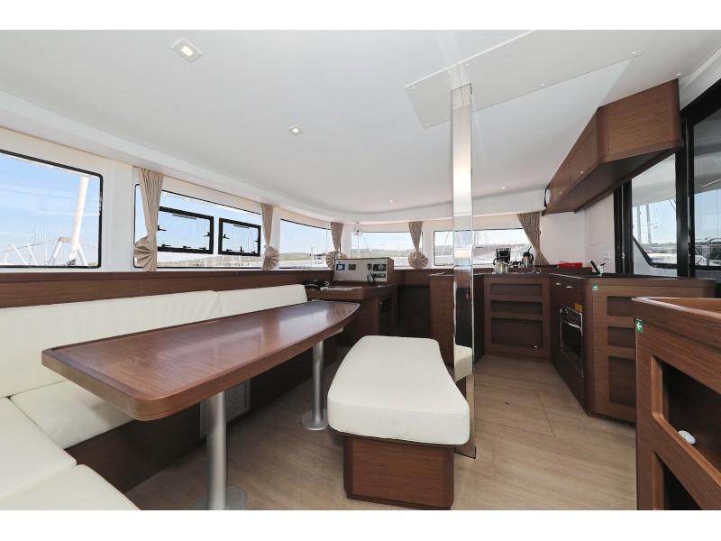 Book yachts online - catamaran - Lagoon 42 - ROYAL SALUTE - rent