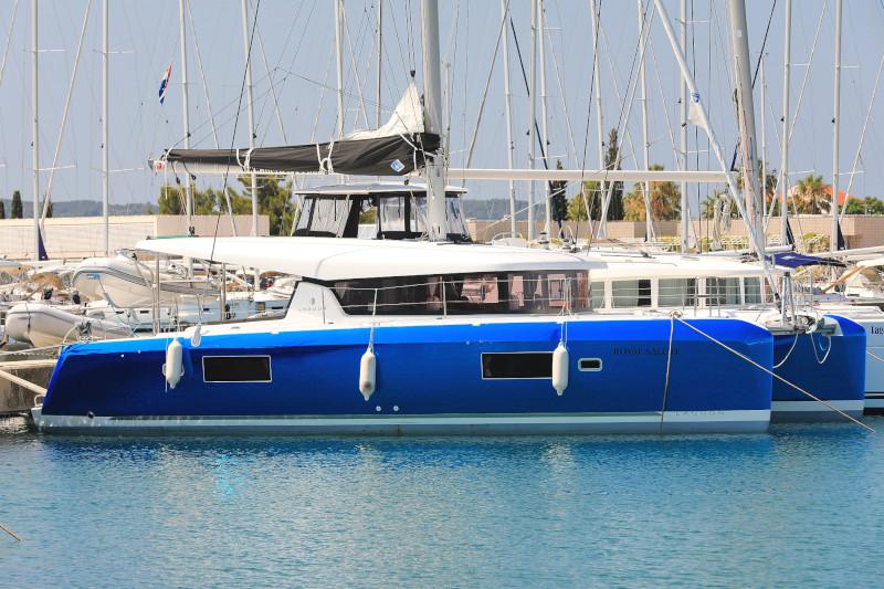 Book yachts online - catamaran - Lagoon 42 - ROYAL SALUTE - rent