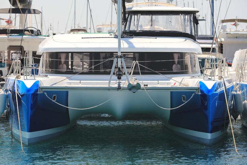 Book yachts online - catamaran - Lagoon 42 - ROYAL SALUTE - rent