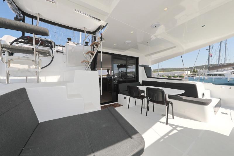 Book yachts online - catamaran - Lagoon 42 - ROYAL SALUTE - rent