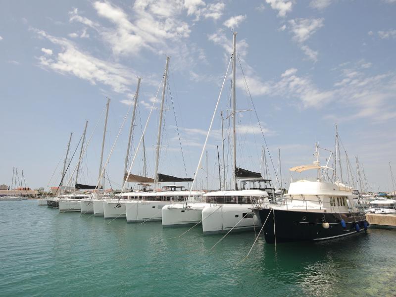 Book yachts online - catamaran - Lagoon 42 - MASTERPIECE - rent