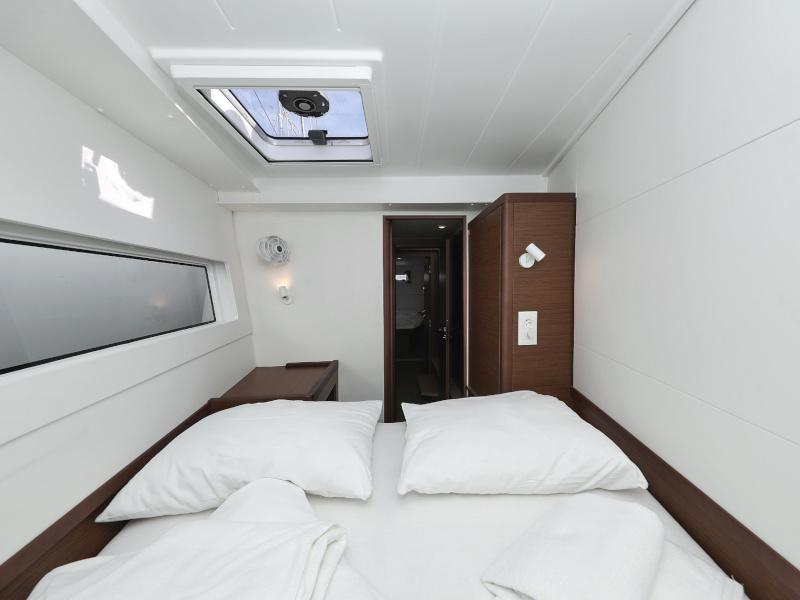 Book yachts online - catamaran - Lagoon 40 - MARI AC salon + generator + watermaker - rent