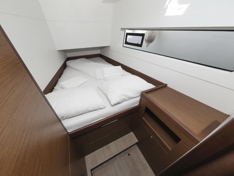 Book yachts online - catamaran - Lagoon 40 - MARI AC salon + generator + watermaker - rent