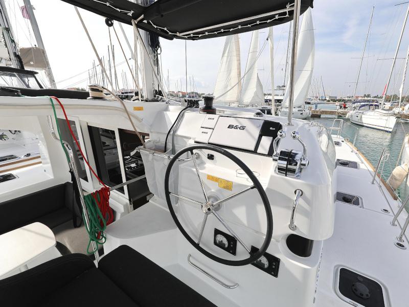 Book yachts online - catamaran - Lagoon 40 - MARI AC salon + generator + watermaker - rent