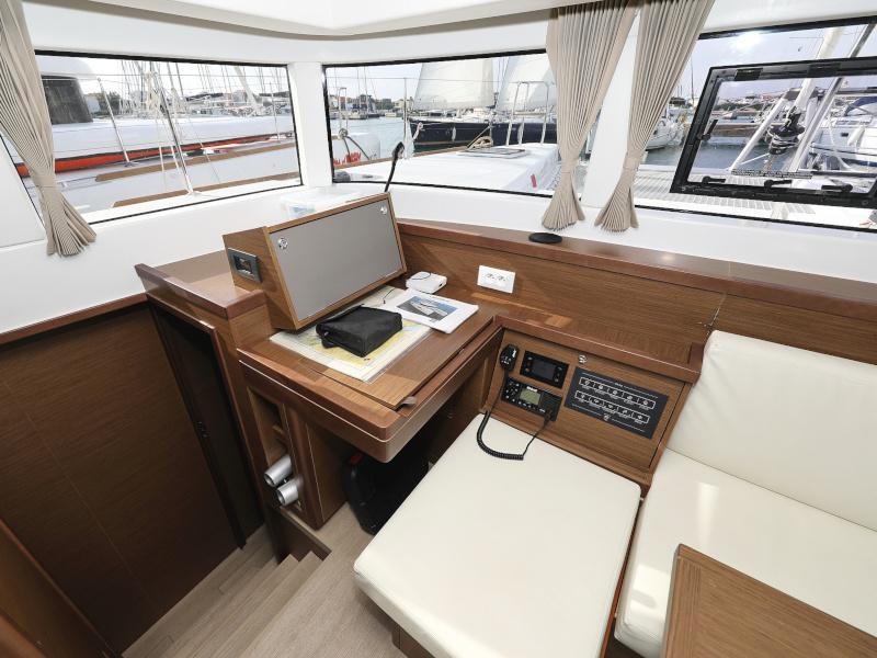 Book yachts online - catamaran - Lagoon 40 - MARI AC salon + generator + watermaker - rent