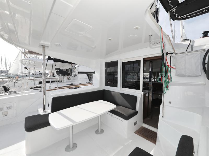 Book yachts online - catamaran - Lagoon 40 - MARI AC salon + generator + watermaker - rent
