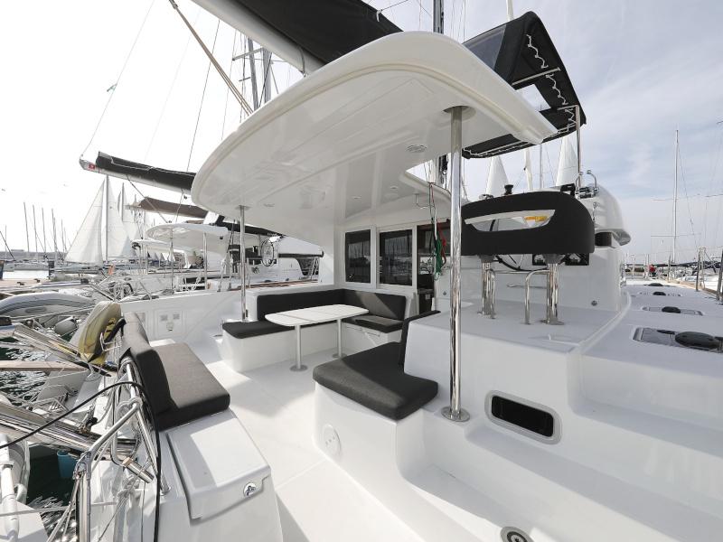 Book yachts online - catamaran - Lagoon 40 - MARI AC salon + generator + watermaker - rent
