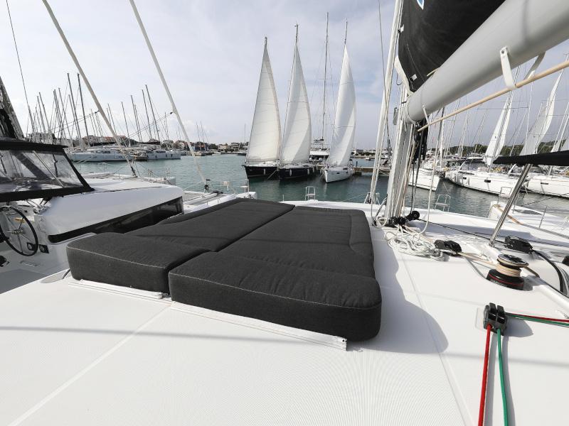 Book yachts online - catamaran - Lagoon 40 - MARI AC salon + generator + watermaker - rent