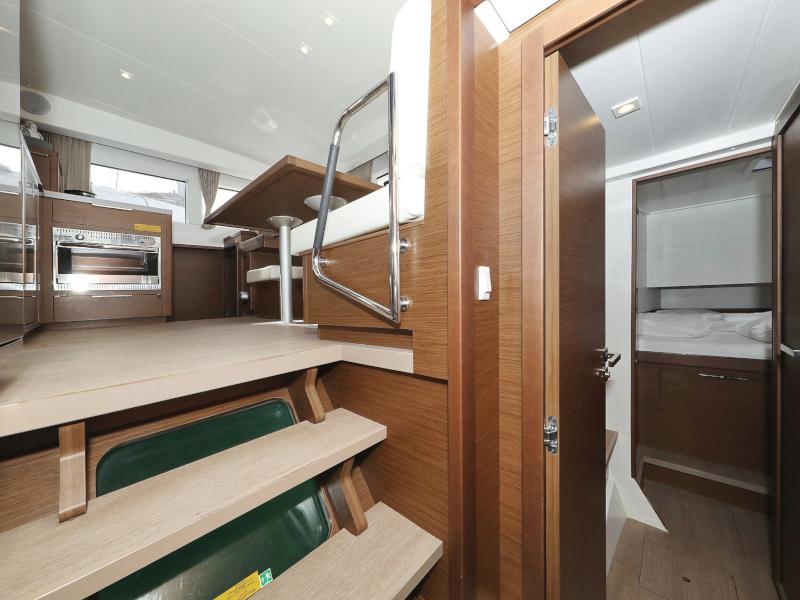 Book yachts online - catamaran - Lagoon 40 - MARI AC salon + generator + watermaker - rent