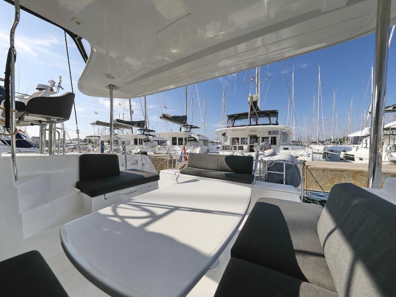 Book yachts online - catamaran - Lagoon 40 - NINA II - rent