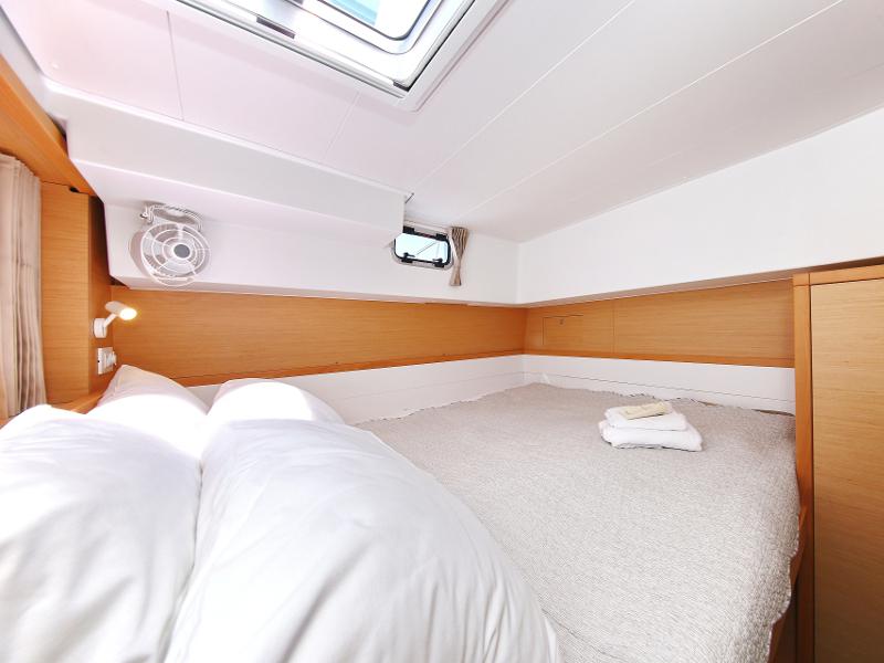 Book yachts online - catamaran - Lagoon 39 - GIN TONIC Generator - rent