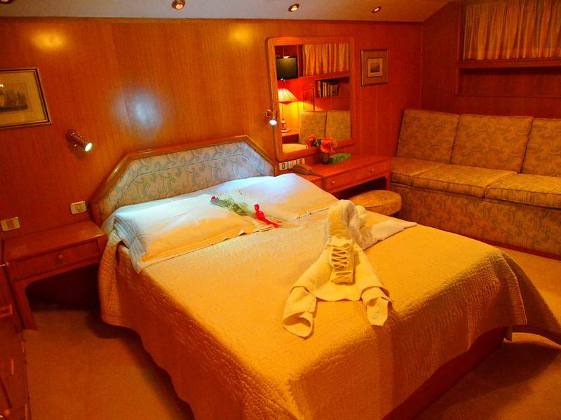 Book yachts online - motorboat - Perama Shipyards 102 - Elena - rent