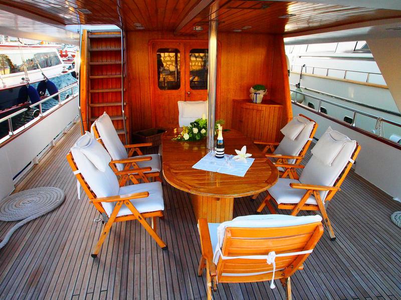 Book yachts online - motorboat - Perama Shipyards 102 - Elena - rent