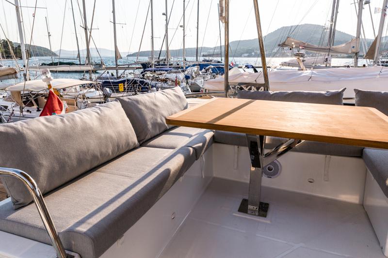 Book yachts online - powercatamaran - Fountaine Pajot MY 37[G] - Jam - rent