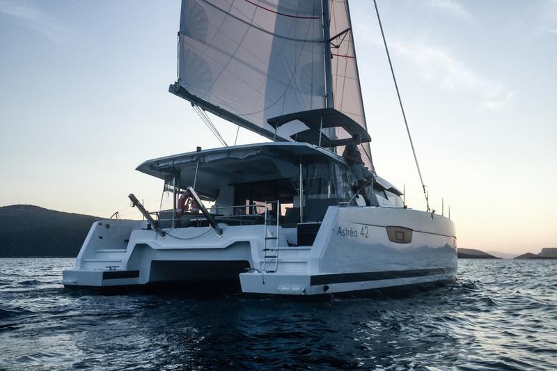 Book yachts online - catamaran - Astréa 42 - Wave - rent