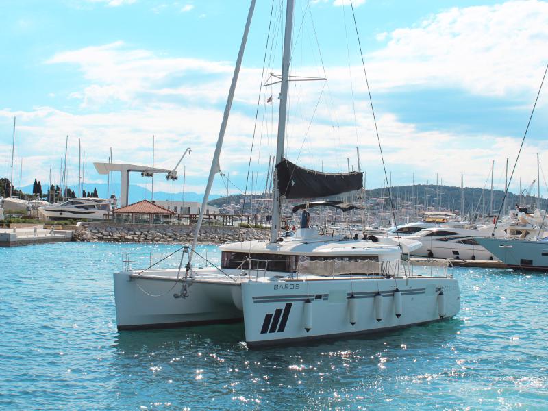 Book yachts online - catamaran - Lagoon 450 Fly - BAROS (AC in salon and cabin + generator) - rent