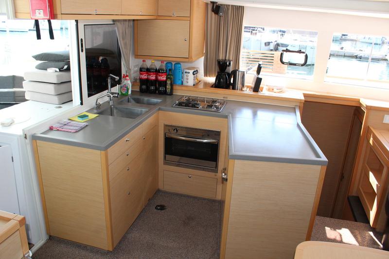 Book yachts online - catamaran - Lagoon 450 Fly - BAROS (AC in salon and cabin + generator) - rent