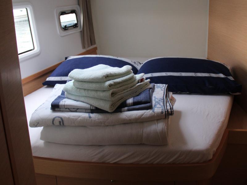 Book yachts online - catamaran - Lagoon 42 - AITUTAKI  (AC in salon + generator) - rent