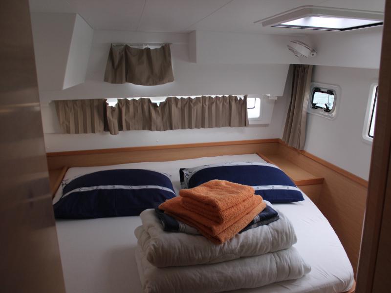 Book yachts online - catamaran - Lagoon 42 - AITUTAKI  (AC in salon + generator) - rent