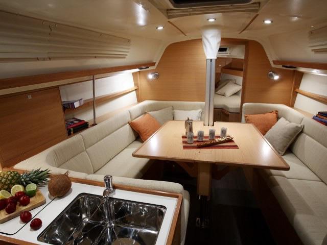 Book yachts online - sailboat - Elan 340 - M&amp;M - rent