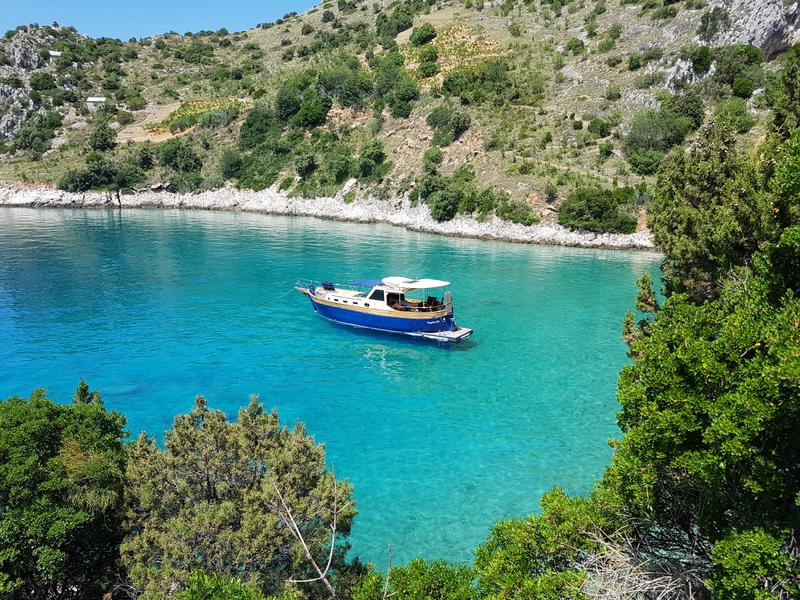 Book yachts online - motorboat - Leut - Vagabundo - rent