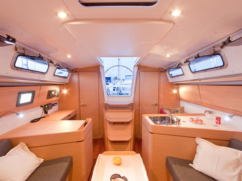 Book yachts online - sailboat - First 35 - Virgo - rent