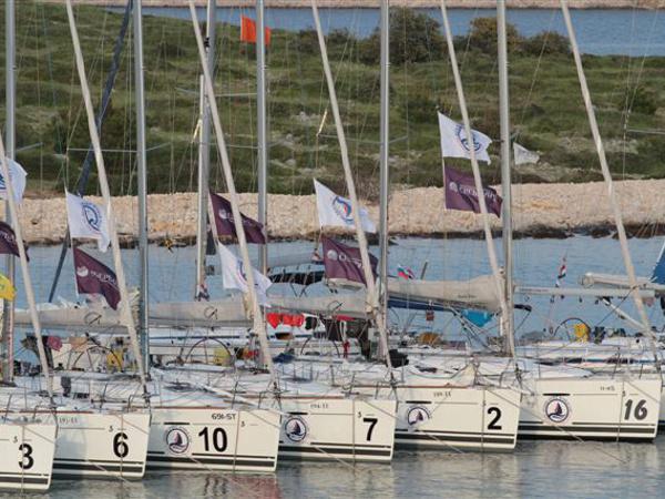 Book yachts online - sailboat - First 35 - Virgo - rent