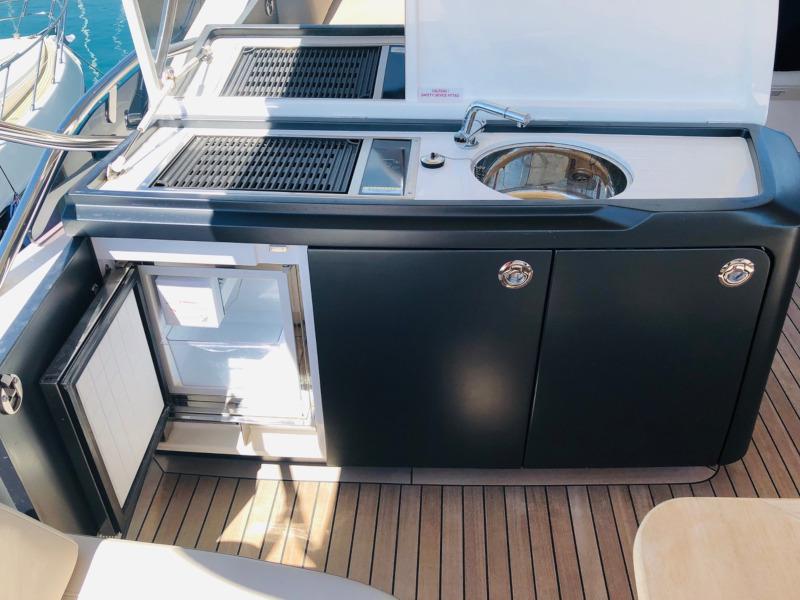 Book yachts online - motorboat - Princess S65 - MIRNO MORE - rent
