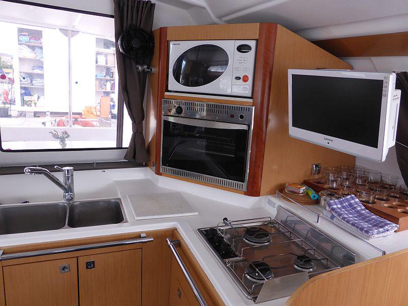 Book yachts online - catamaran - Lipari 41 - Lionheart - rent