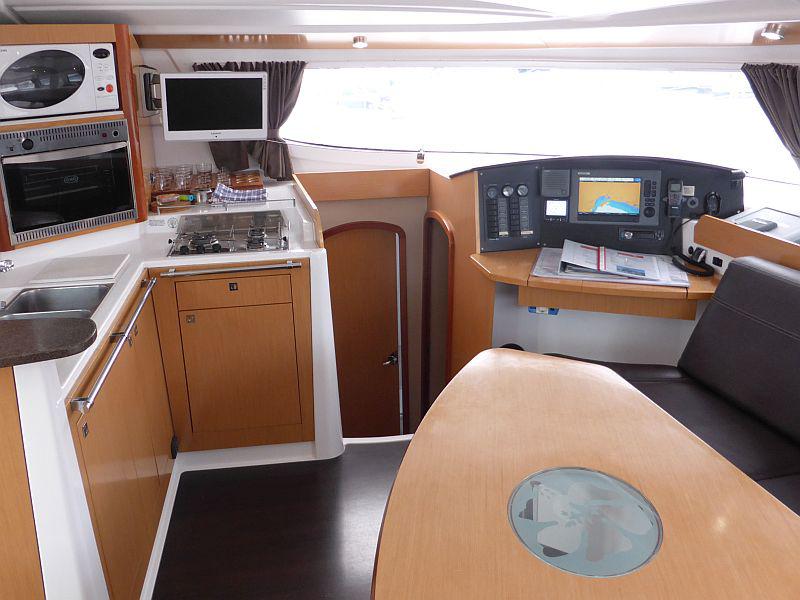 Book yachts online - catamaran - Lipari 41 - Lionheart - rent