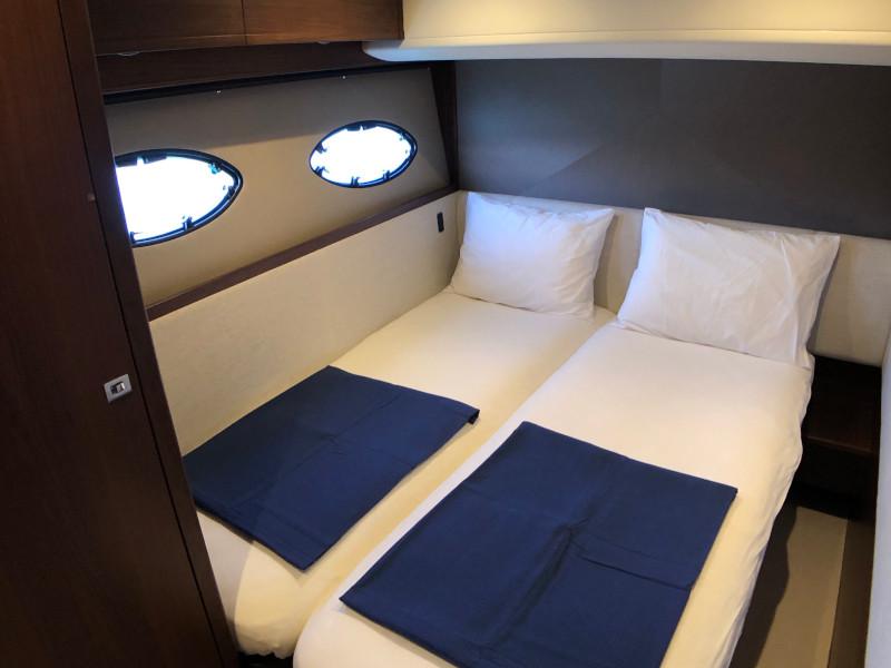 Book yachts online - motorboat - Princess 52 Fly - Miracle - rent