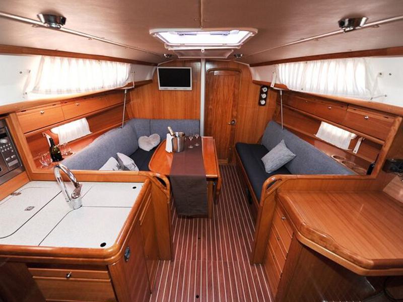 Book yachts online - sailboat - Bavaria 34 Cruiser - EC- 34B-08-G - rent